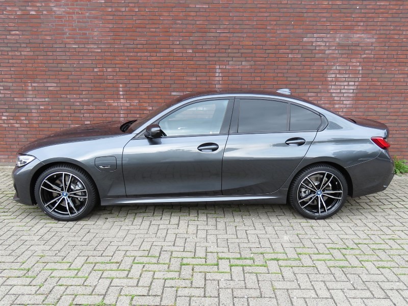 BMW 330e Saloon