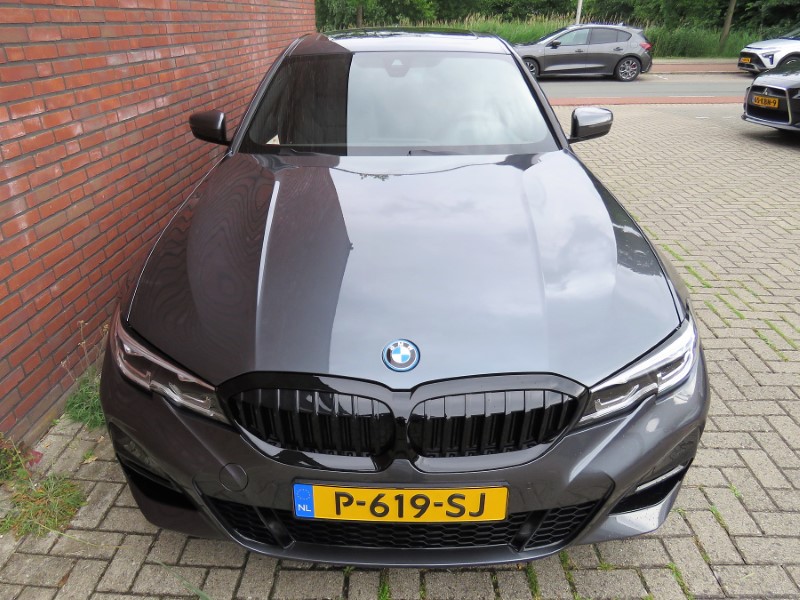 BMW 330e Saloon