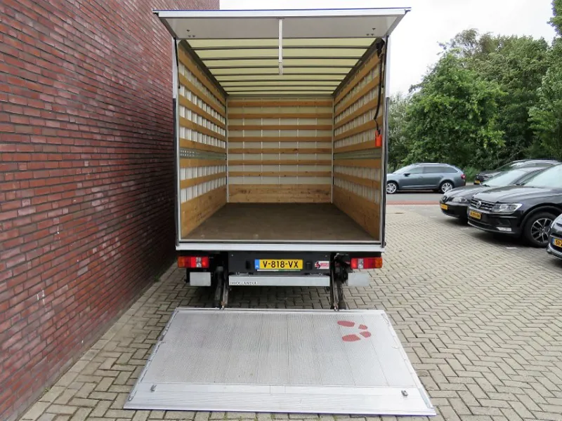 Q 18m³ Box truck with tail lift